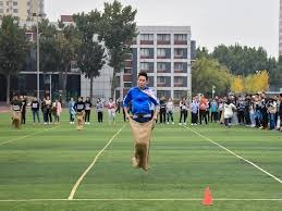 没有技巧全是感情，弗兰克告别演讲深情演唱《月亮代表我的心》